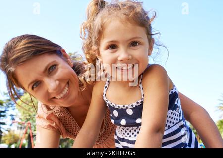 Ich habe die beste Zeit mit Mom. Porträt einer Mutter und einer jungen Tochter, die draußen zusammen spielen. Stockfoto