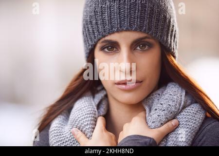 Ich trage den Winter auf meine Art. Verkürztes Porträt einer schönen jungen Frau in stilvoller Winterkleidung. Stockfoto