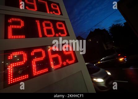 Stuttgart, Deutschland. 24.. November 2022. Auf dem Display einer Tankstelle werden die Kraftstoffpreise angezeigt. Für Fahrer im Südwesten lohnt es sich kaum noch, in Frankreich zu tanken. Einerseits sind die Kraftstoffkosten in Baden-Württemberg diese Woche auf den niedrigsten Stand seit August gefallen, und andererseits hat das Nachbarland laut einem Sprecher des ADAC seinen Treibstoffrabatt von den vorherigen 30 auf 10 Cent pro Liter gesenkt. Kredit: Marijan Murat/dpa/Alamy Live News Stockfoto