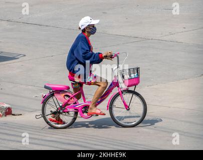SAMUT PRAKAN, THAILAND, MÄRZ 02 2022, Eine Radtour auf einem rosa Fahrrad auf der City Street Stockfoto