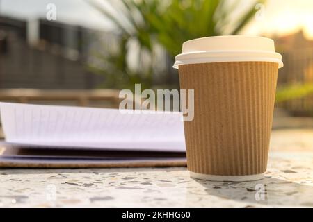 Unbekanntes Young-Woman-Studium im Beach Resort. Kaffee aus Pappbecher trinken. Schülerin macht Hausaufgaben weibliche Hände schreiben auf Notizbuch Danksagungs-Tagebuch Selbstreflexion Selbstentdeckung in Co-Working Space. To-Do listet den Arbeitsplatz des Remote Freelancer auf. Lernen und arbeiten Stockfoto