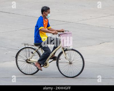 SAMUT PRAKAN, THAILAND, 02 2022. MÄRZ, Ein Mann fährt auf einem Fahrrad in der City Street. Stockfoto
