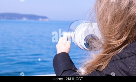 Touristen schauen durch Münzferngläser. Fernrohr auf der Aussichtsplattform für den Tourismus. Meereshintergrund. Fernglas am Horizont am Schiffsdeck. Entdecken Sie neue Orte Reisen Touristenattraktion. Platz für Text kopieren. Sopot am Pier Stockfoto