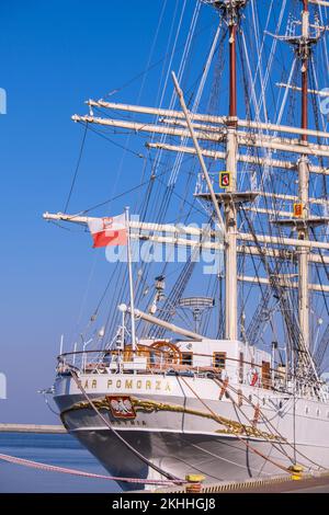 Gdynia Polen Mai 2022 Flagge Polens winkt auf Fahnenmast des Schiffes. Die polnische Flagge flattert während des Segelns auf dem Meer. Sonniger Tag Stockfoto