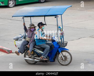SAMUT PRAKAN, THAILAND, MÄRZ 02 2022, Mototaxi-Fahrer mit Beiwagen auf der Straße Stockfoto
