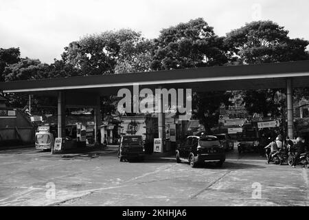 Pangandaran, West Java, Indonesien - 28. Oktober 2022 : Schwarzweiß-Foto, Monochrom-Foto von einer Tankstelle in der Gegend von Pangandaran, Indonesien Stockfoto