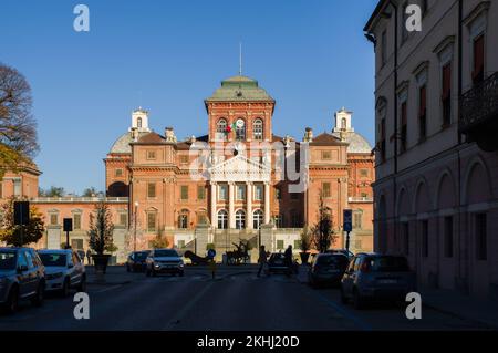 Racconigi, Italien (20.. November 2022) - die wunderschöne königliche Burg von Racconigi in der italienischen Region Piemont, die zur Familie Savoy gehörte Stockfoto