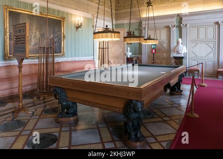 Racconigi, Italien (20.. November 2022) - das Billardzimmer im Schloss Racconigi, das der Familie Savoy gehörte Stockfoto