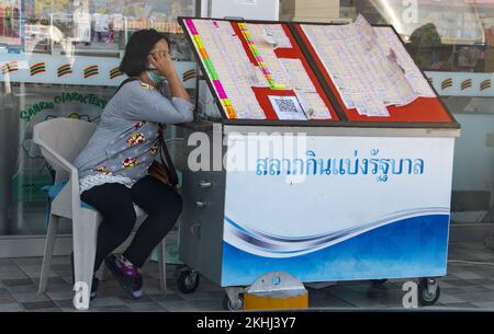 BANGKOK, THAILAND, Okt 30 2022, Straßenverkauf von Lotterielosen Stockfoto