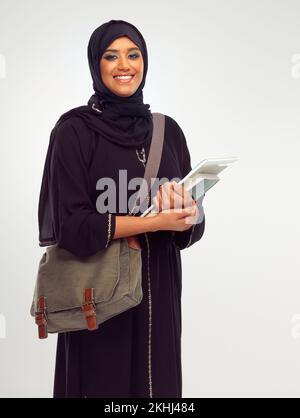 Ich freue mich auf ihre Zukunft. Ein attraktiver junger moslemischer Student. Stockfoto