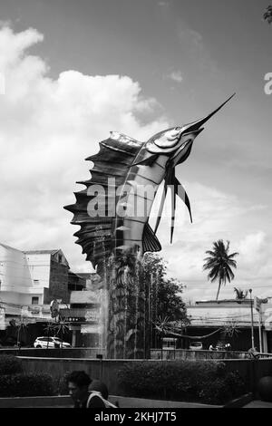 Pangandaran, West Java, Indonesien - 28. Oktober 2022 : Schwarz-Weiß-Foto, Monochrom-Foto einer historischen Schwertfischstatue in der Gegend von Cikancung Stockfoto