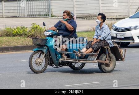 RATCHABURI, THAILAND, NOVEMBER 16 2022, Frauen fahren Motorrad mit Beiwagen Stockfoto