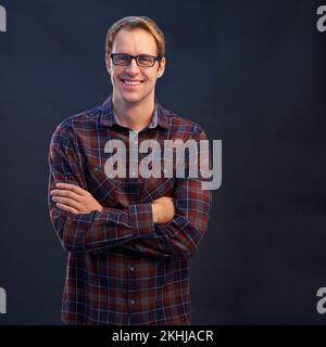 So klug wie er gut aussieht. Ein Studioporträt eines gutaussehenden Mannes mit Brille. Stockfoto