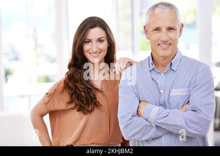 Wir waren stolz auf das Haus. Ein erwachsener Mann und seine jüngere Frau zu Hause. Stockfoto