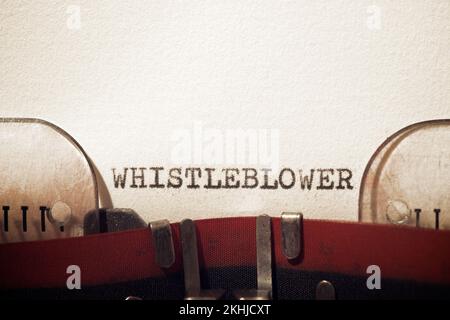 Whistleblower-Text mit Schreibmaschine. Stockfoto