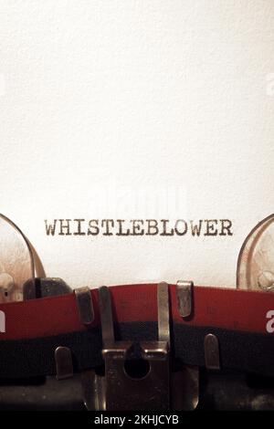 Whistleblower-Text mit Schreibmaschine. Stockfoto