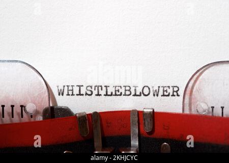 Whistleblower-Text mit Schreibmaschine. Stockfoto