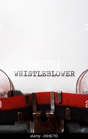 Whistleblower-Text mit Schreibmaschine. Stockfoto