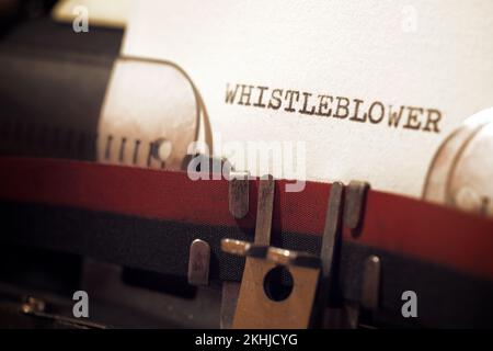 Whistleblower-Text mit Schreibmaschine. Stockfoto