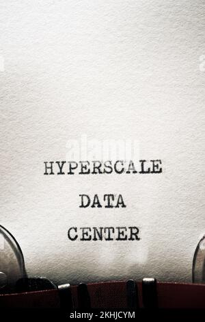 Hyperscale-Data-Center-Phrase mit Schreibmaschine geschrieben. Stockfoto