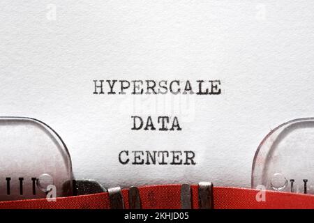 Hyperscale-Data-Center-Phrase mit Schreibmaschine geschrieben. Stockfoto
