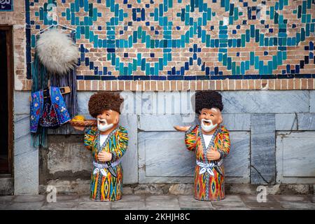 Keramikfiguren Usbekischer alter Männer in traditioneller Kleidung. Usbekistan. Stockfoto