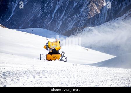 Schneekanone in Aktion im Ski-Resort in den Bergen. Stockfoto