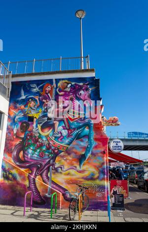 Kunstwerke der Southend City Jam Veranstaltung an der Wand neben Cafés und Eingang zum Southend Pier, Southend on Sea, Essex, Großbritannien. Ein heller Tag Stockfoto