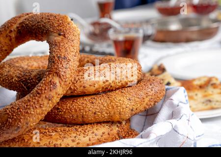 Türkischer Bagel heißt Simit, aus nächster Nähe Blick auf türkischen Bagel namens Simit. Verschwommener Hintergrund für den Frühstückstisch. Konzept einer traditionellen Bäckerei. Stockfoto