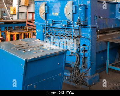 Fabrikationswerk oder Pressmaschine in der Werkstätte, selektiver Fokus. Technologie der Metallverarbeitung. Spezialausrüstung Stockfoto