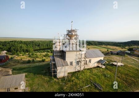 Kirche des Eingangs zum Tempel der Heiligen Jungfrau Maria. Russland, Region Archangelsk, Dorf Vorzogory Stockfoto