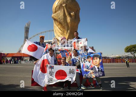 DOHA, KATAR - 23. NOVEMBER: Japanische Fans jubeln vor einem Spiel der Gruppe E der FIFA-Weltmeisterschaft Katar 2022 zwischen Japan und Deutschland am 23. November 2022 im Khalifa International Stadium in Doha, Katar, an. Stockfoto