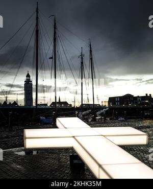 HARLINGEN - das charakteristische weiße Kreuz der Musik, die Passion, die während einer Prozession durch die Straßen getragen wird, wird in Harlingen aufgebaut. Die dreizehnte Ausgabe des musikalisch-biblischen Ereignisses über das Leiden und den Tod Jesu Christi wird in der friesischen Gemeinschaft stattfinden. ANP REMKO DE WAAL niederlande raus - belgien raus Stockfoto