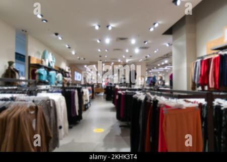 Verschwommener, abstrakter Hintergrund eines Bekleidungsgeschäfts in einem Einkaufszentrum. Konzept von Einkaufen, Einkaufen Stockfoto