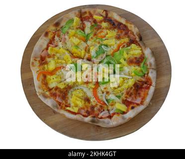 Blick von oben auf Hawaii Pizza mit süßer Ananas und salzig Schinken und Mozzarella auf einem Holzbard isoliert auf weiß Hintergrund Stockfoto