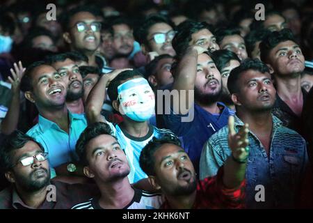 Hunderte von Fußballfans versammelten sich im TSC der Universität Dhaka, um das Spiel Argentinien gegen Saudi-Arabien live auf der riesigen Leinwand zu sehen. Aber für die Suppo Stockfoto