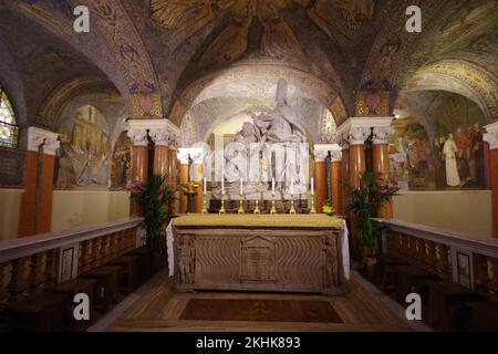 Erbaut im 11.. Jahrhundert, die herrliche Krypta der Kathedrale von Ascoli Piceno ist Sant'Emidio, dem schutzpatron der Stadt, gewidmet. Stockfoto