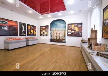 Eine Galerie, in der das Leben vor den Sowjets und vor der Unterdrückung vor Kasachen dargestellt wird. Im Museum für die Opfer der politischen Repression in Karlag, Kasak Stockfoto