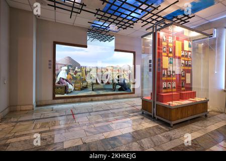 Ein Diorama einer kasachischen Seidenstraße-Familie, die ein Wagenrad repariert. Im Museum für die Opfer der politischen Repression in Karlag, Kasachstan. Stockfoto