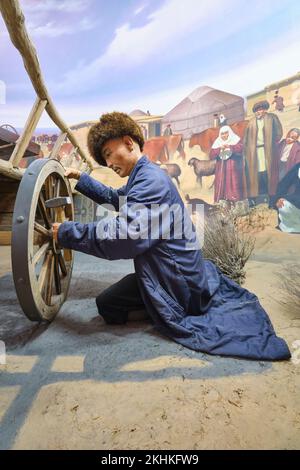 Ein Diorama einer kasachischen Familie aus der Seidenstraße, ein Detail des Vaters, der ein Wagenrad repariert. Im Museum für die Opfer der politischen Repression in Kar Stockfoto