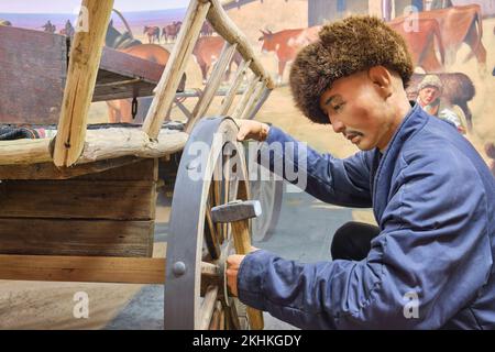 Ein Diorama einer kasachischen Familie aus der Seidenstraße, ein Detail des Vaters, der ein Wagenrad repariert. Im Museum für die Opfer der politischen Repression in Kar Stockfoto