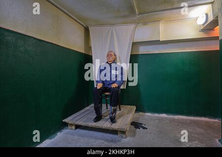 Nachstellung eines Gefangenen, Arbeiter sitzt, posiert für ein Ausweisfoto auf der Arbeit, Arbeitslager, Gulag. Im Museum für die Opfer von Pol Stockfoto