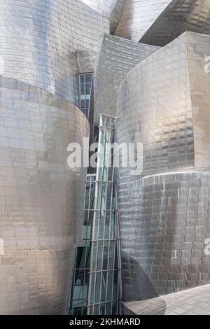 BILBAO, SPANIEN - 7. AUGUST 2021: Guggenheim Museum Bilbao-Gebäude (Detail) des Architekten Frank Gehry in Bilbao, Baskenland, Spanien. Stockfoto