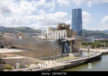 BILBAO, SPANIEN - 7. AUGUST 2021: Guggenheim-Museum Bilbao-Gebäude des Architekten Frank Gehry in Bilbao, Baskenland, Spanien. Stockfoto