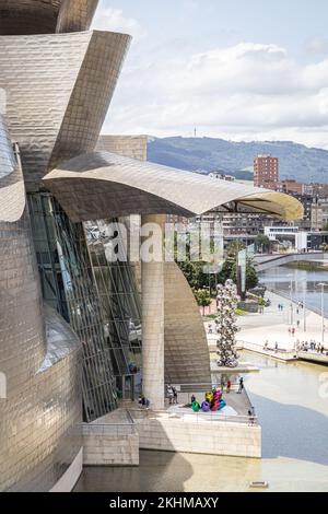 BILBAO, SPANIEN - 7. AUGUST 2021: Guggenheim Museum Bilbao-Gebäude (Detail) des Architekten Frank Gehry in Bilbao, Baskenland, Spanien. Stockfoto