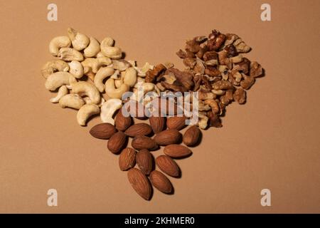 Eine Nahaufnahme einer Herzform aus verschiedenen Nüssen Stockfoto