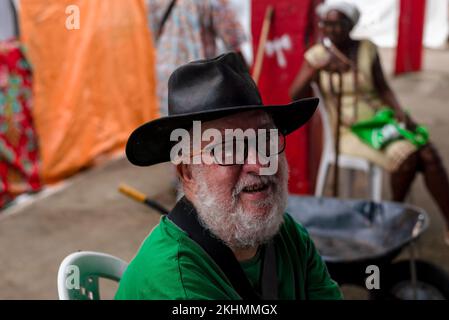 Candomble-Mitglieder werden während einer religiösen Demonstration namens Bembe do Mercado in der Stadt Santo Amaro gesehen. Stockfoto