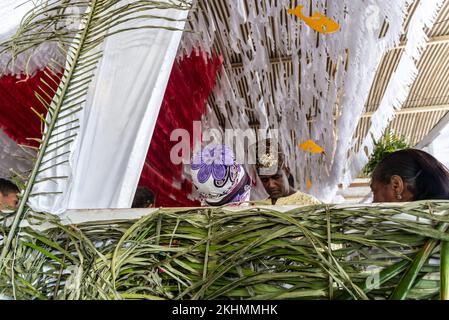 Candomble-Mitglieder werden während einer religiösen Demonstration namens Bembe do Mercado in der Stadt Santo Amaro gesehen. Stockfoto