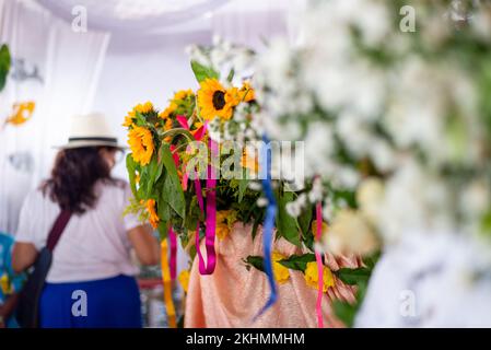 Candomble-Mitglieder werden während einer religiösen Demonstration namens Bembe do Mercado in der Stadt Santo Amaro gesehen. Stockfoto