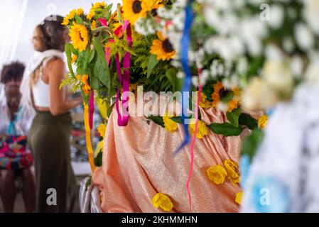 Candomble-Mitglieder werden während einer religiösen Demonstration namens Bembe do Mercado in der Stadt Santo Amaro gesehen. Stockfoto